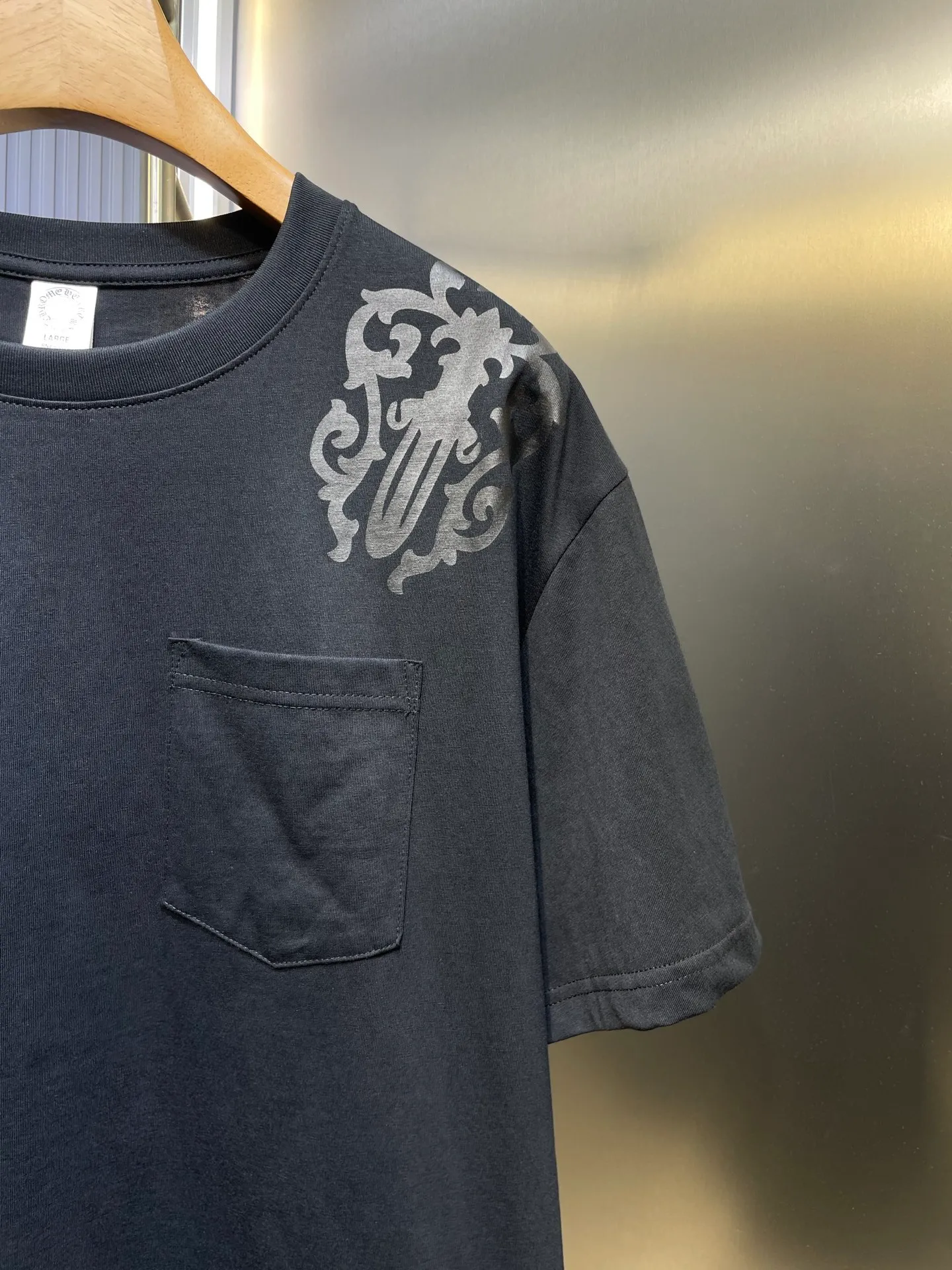 P250 Chrome Hearts 🌟[Top Original] Fabric: Cotton Material Description: The fabric is made of 26-woven 240-gram cotton material. Printing is very important. The ink used in the original version is beyond the standard printing. Generally, printing factories have no ability to restore it. After running to many factories, the final efforts paid off. The overall wiring is straight and delicate, the fabric is comfortable and soft, and the color is consistent without color difference. Can be matched with the same style to create a fashionable look, to suit various occasions, customized accessories, complete with three standards, same style for men and women size: s m l